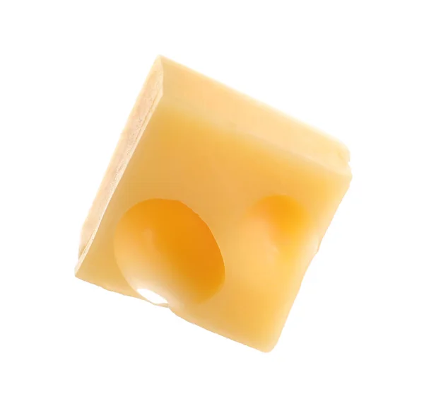 Куб вкусный сыр изолирован на белом — стоковое фото