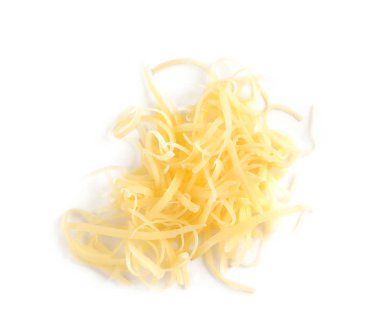 Beyaz arka planda rendelenmiş lezzetli peynir yığını