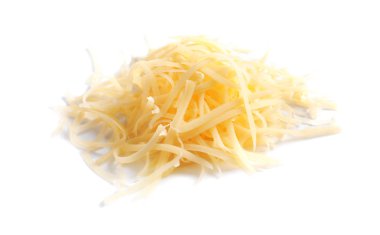 Beyaz arka planda rendelenmiş lezzetli peynir yığını