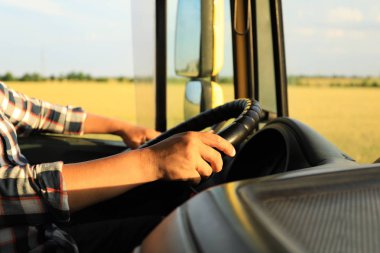 Güneşli bir günde modern kamyon kullanan adam, yakın çekim