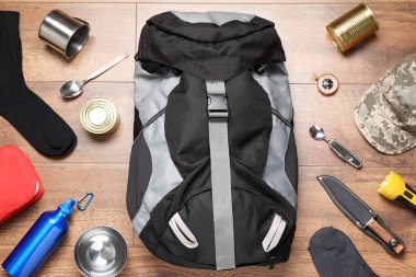 Ahşap arka planda farklı kamp ekipmanları ile düz yatıyordu kompozisyon