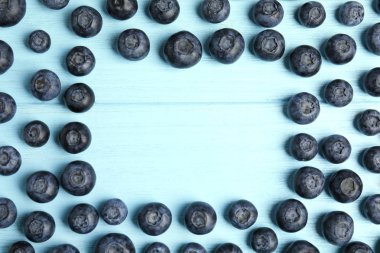 Çerçeve ahşap masa, üst görünümü üzerinde taze yaban mersini ile yapılan. Metin için alan