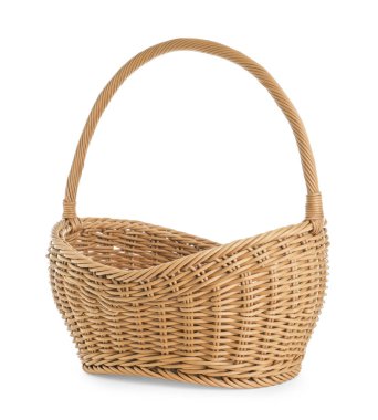 Beyaz arkaplanda boş hasır piknik sepeti