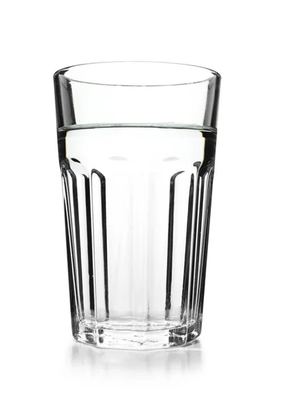 Glas koud helder water op witte achtergrond. Verfrissend drankje — Stockfoto