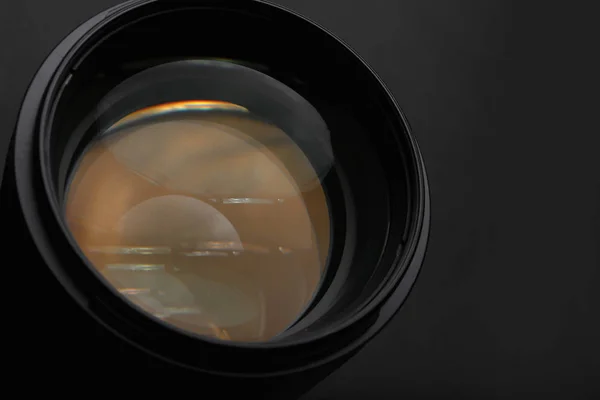 Сучасний об'єктив камери на чорному тлі, крупним планом — стокове фото