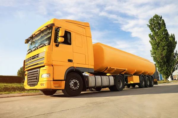 Moderner gelber LKW geparkt auf Landstraße — Stockfoto