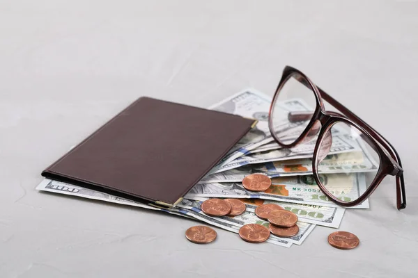 Amerikai pénz-és szemüveges nyugdíjbizonyítvány szürke kőháttérrel — Stock Fotó