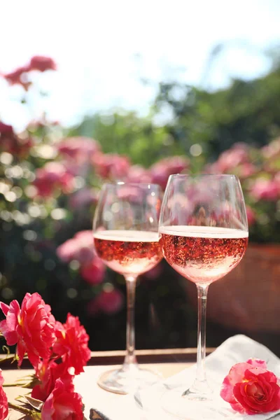 Ποτήρια ροζέ κρασιού στο τραπέζι στον ανθόκηπο — Φωτογραφία Αρχείου