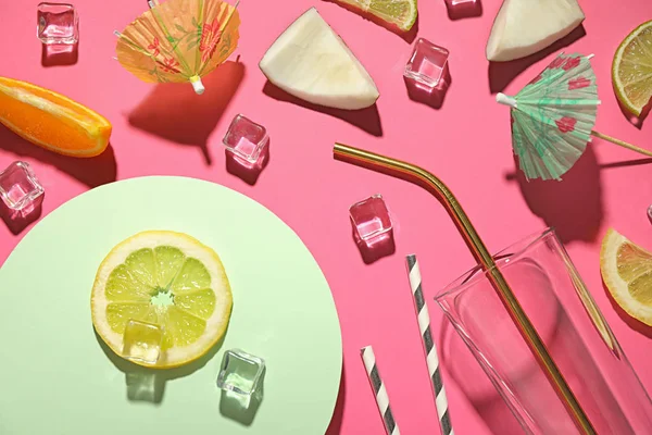 ピンクの背景にガラス、スライスされた果物とココナッツとフラットレイ組成物。夏のカクテルレシピ — ストック写真