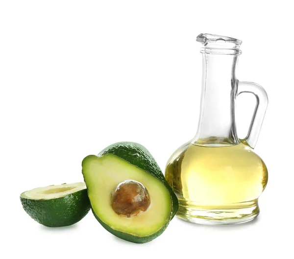 Кувшин натурального масла и авокадо, выделенный на белом — стоковое фото