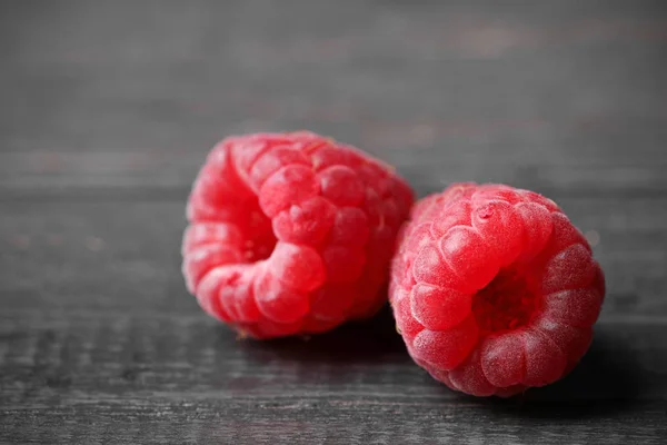 美味的新鲜成熟的树莓在黑暗的木桌上，特写视图。文本空间 — 图库照片