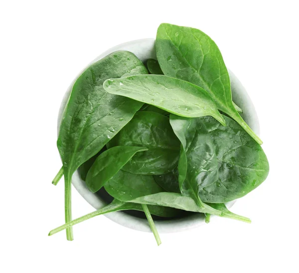 Färska gröna friska baby spenat blad i keramisk skål isolerad på vit, uppifrån — Stockfoto