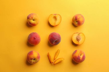 Sarı arka plan üzerinde taze şeftali ile düz yatıyordu kompozisyon