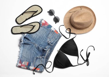 Beyaz arka planda şık plaj aksesuarları ile düz yatıyordu kompozisyon