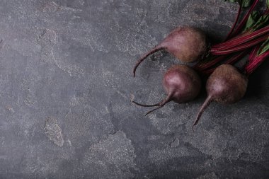 Gri masada yaprakları ile taze pancar, üst görünüm. Metin alanı