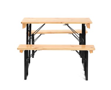 Beyaz üzerine izole banklar ile ahşap piknik masası