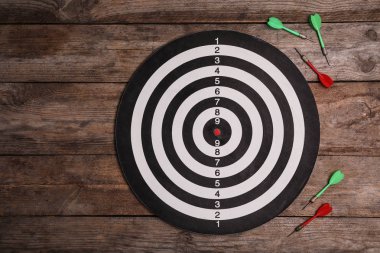 Ahşap arka plan üzerinde renk okları ile dart tahtası, üst görünüm. Metin alanı