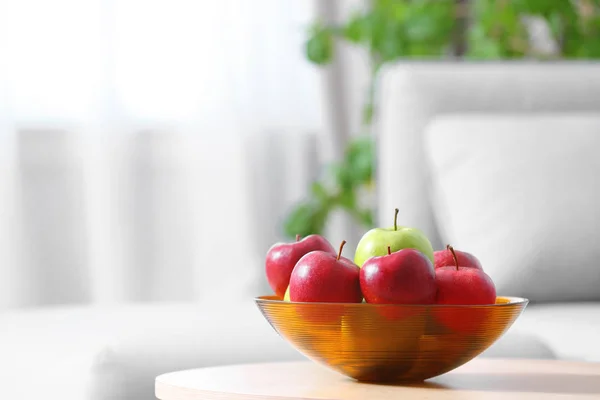 Чаша свежих яблок на столе в помещении. Пространство для текста — стоковое фото