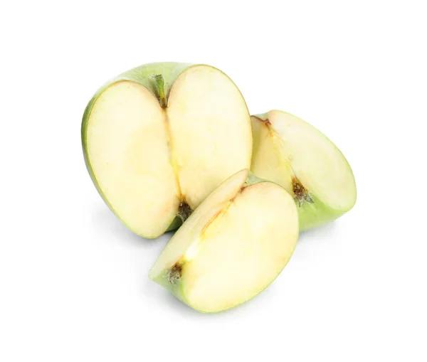 Кусочки свежего зеленого яблока на белом фоне — стоковое фото