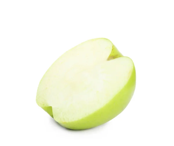 Mitad de manzana verde fresca sobre fondo blanco — Foto de Stock