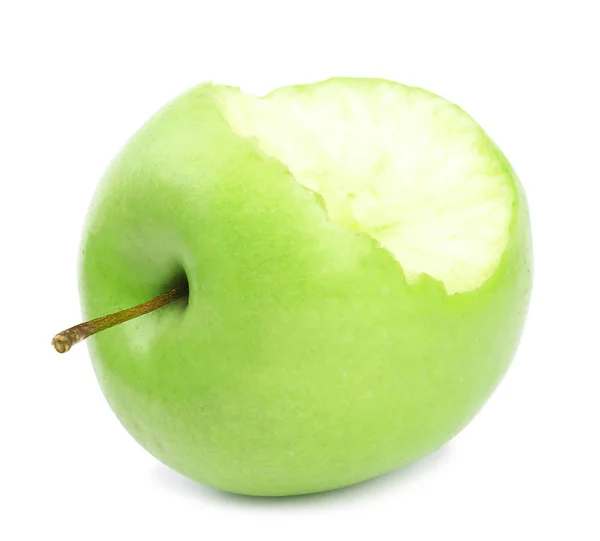 Φρέσκο ώριμο πράσινο μήλο με σημάδι δαγκώματος σε λευκό φόντο — Φωτογραφία Αρχείου