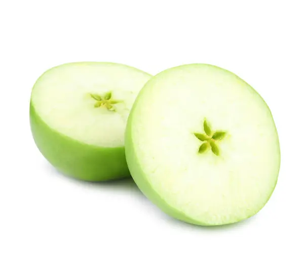 Půlky čerstvého zeleného jablka na bílém pozadí — Stock fotografie