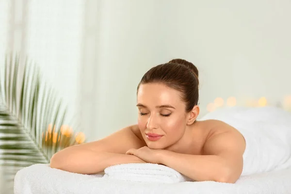 Bela jovem mulher relaxante no salão de spa — Fotografia de Stock