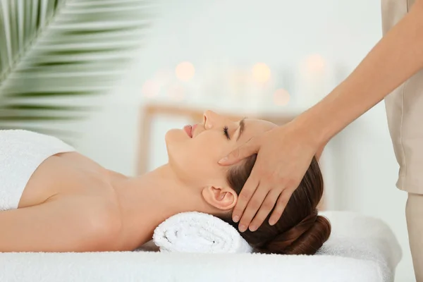 Hermosa joven disfrutando de masajes en el salón de spa — Foto de Stock