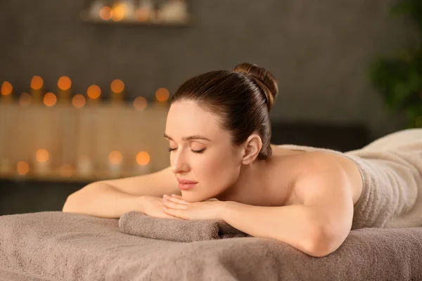 Beautiful young woman relaxing in spa salon — Stock Photo, Image