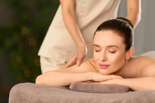 Vacker ung kvinna njuter av massage i spa salong — Stockfoto