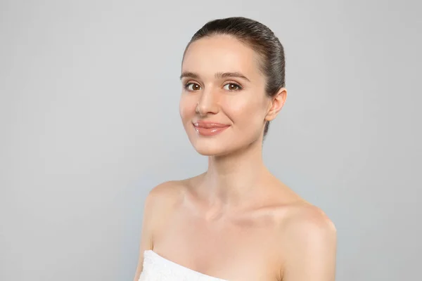 Portrait de belle jeune femme avec une peau parfaite sur fond gris. Traitement spa — Photo