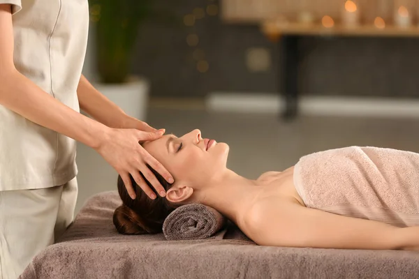 Krásná mladá žena si užívá masáž v lázeňském salonu — Stock fotografie