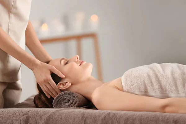 Hermosa joven disfrutando de masajes en el salón de spa — Foto de Stock