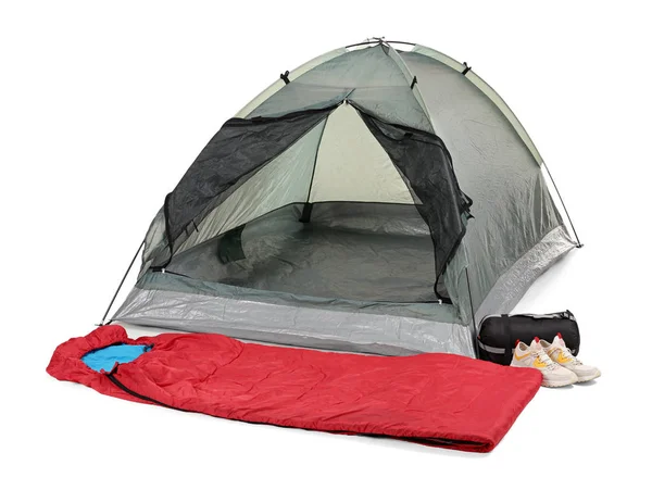 Tente de camping confortable grise avec sac de couchage rouge et baskets sur fond blanc — Photo