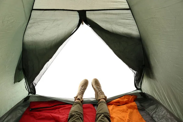 Close-up van de vrouw in camping tent op witte achtergrond, uitzicht vanuit binnen — Stockfoto