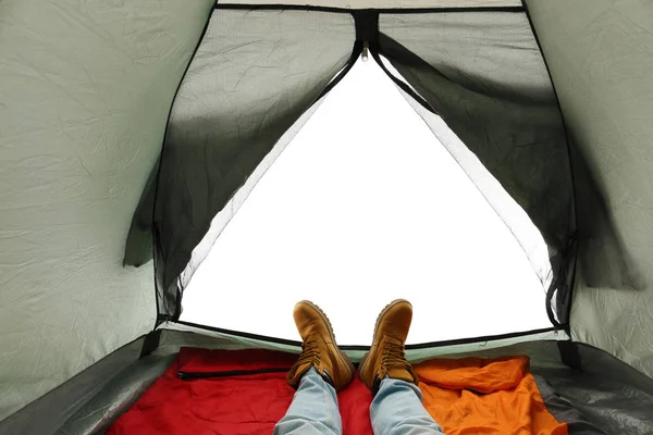 Primo piano dell'uomo in tenda da campeggio su sfondo bianco, vista dall'interno — Foto Stock