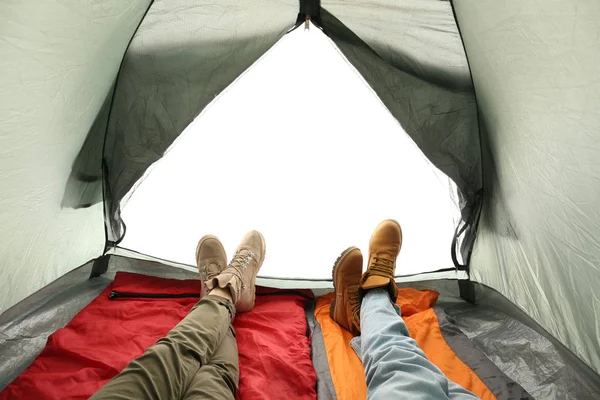 Fecho do casal na barraca de acampamento no fundo branco, vista de dentro — Fotografia de Stock