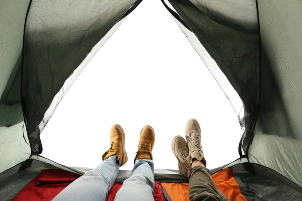 Крупный план пары в палатке для кемпинга на белом фоне, вид изнутри — стоковое фото