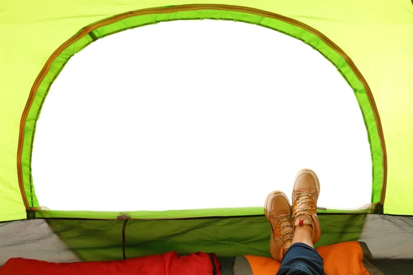Крупный план женщины в палатке для кемпинга на белом фоне, вид изнутри — стоковое фото