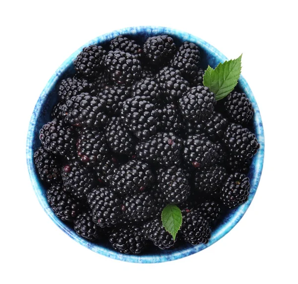 蓝色碗美味的成熟黑莓与叶子在白色背景，顶视图 — 图库照片