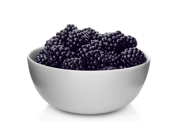 흰색 배경에 맛있는 잘 익은 블랙 베리의 세라믹 그릇 — 스톡 사진