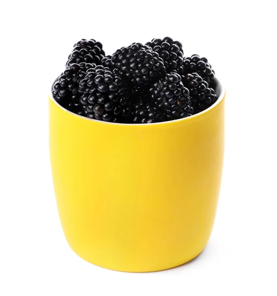 Yellow cup of tasty blackberries on white background — Stock Photo, Image