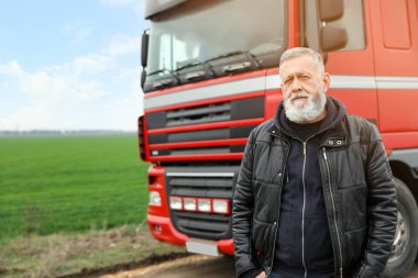 Modern kamyon açık havada olgun sürücü portresi. Metin için alan