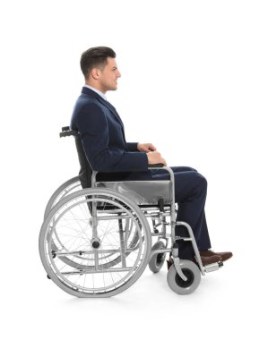 Tekerlekli sandalyede yakışıklı genç işadamı beyaz izole