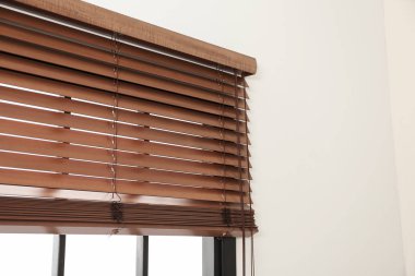 Kapalı şık ahşap panjur ile modern pencere. Metin için alan