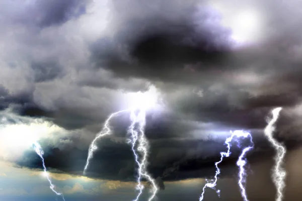 Cielo con fuertes nubes lluviosas y relámpagos. Tormenta — Foto de Stock