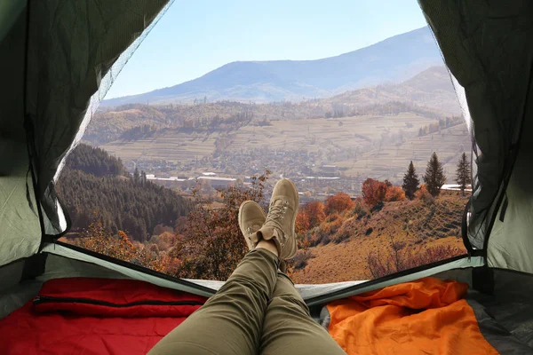 Nahaufnahme einer Frau im Zeltlager mit Schlafsäcken auf dem Berg, Blick von innen — Stockfoto