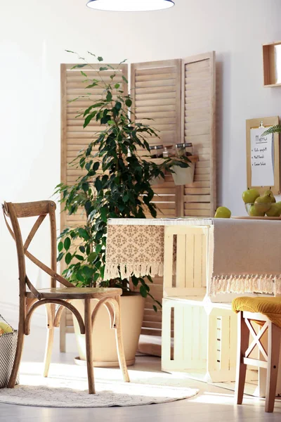 Moderne keuken interieur met houten kratten als eco meubels — Stockfoto