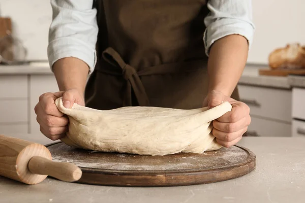 테이블, 근접 촬영에서 빵 반죽을 준비 하는 여성 베이커 — 스톡 사진