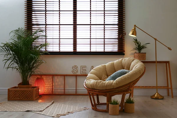 Élégant intérieur de chambre moderne avec des plantes d'intérieur exotiques — Photo